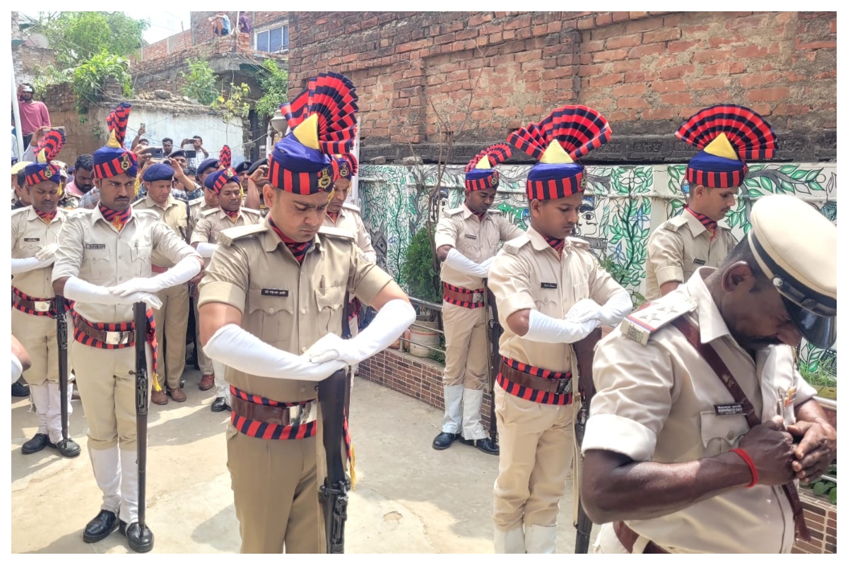Madhubani: Eo कृष्ण भूषण कुमार को राजकीय सम्मान के साथ अंतिम विदाई, पत्नी को 25 लाख की सहायता 1 Madhubani Eo Krishna Bhushan Funeral State Honour 1