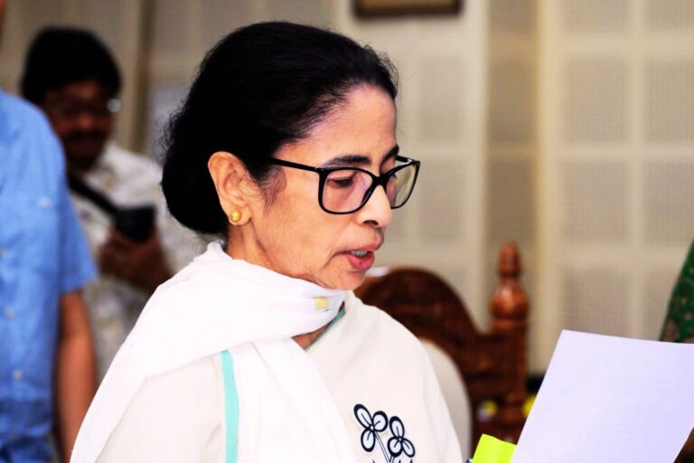भवानीपुर में नामांकन के बाद बोलीं ममता बनर्जी- वोटर लिस्ट से करोड़ों नाम गायब, यह लोकतंत्र का गला घोंटना