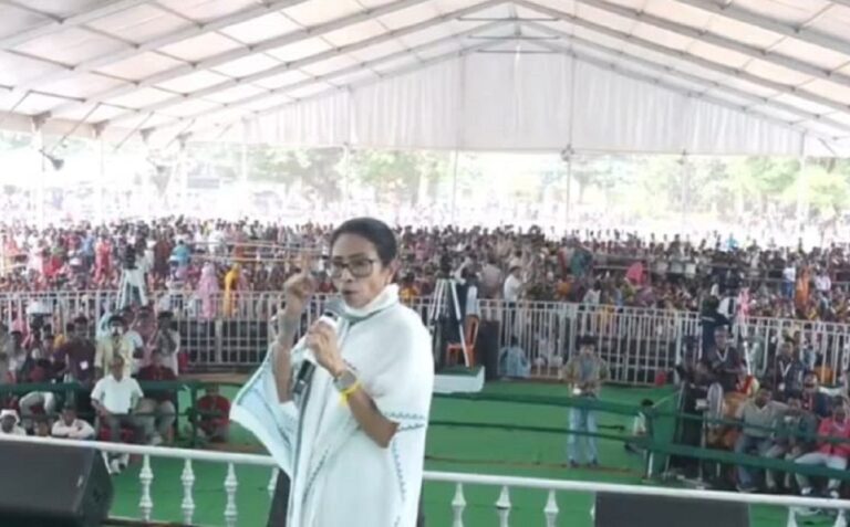 बीरभूम में ममता की दहाड़: बांग्ला भाषियों को बांग्लादेशी मानती है भाजपा, सत्ता में आयी तो बेघर करेगी