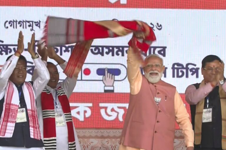 पीएम मोदी ने असम में लहराया गमछा, कहा- कांग्रेस का शहजादा हार का शतक लगाने के लिए तैयार