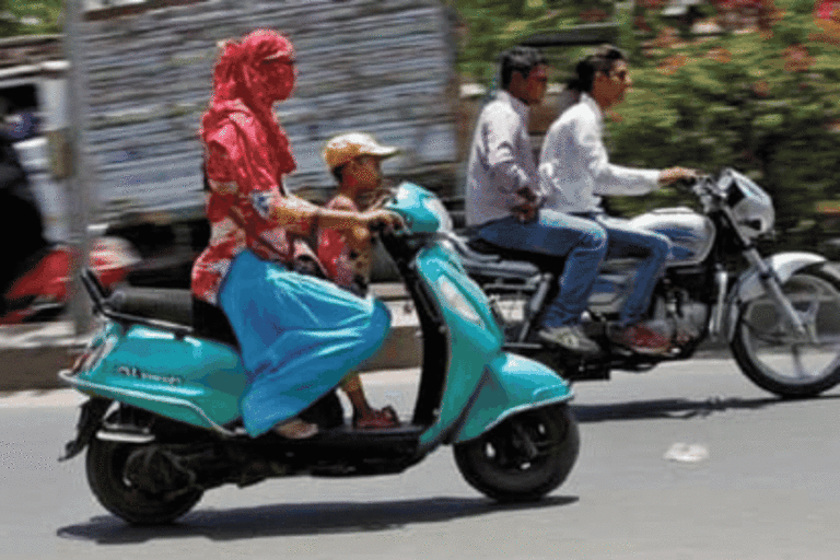 स्कूटर स्पीड नहीं पकड़ रहा? जानिए कब खुद ठीक करें और कब जाएं मेकैनिक के पास