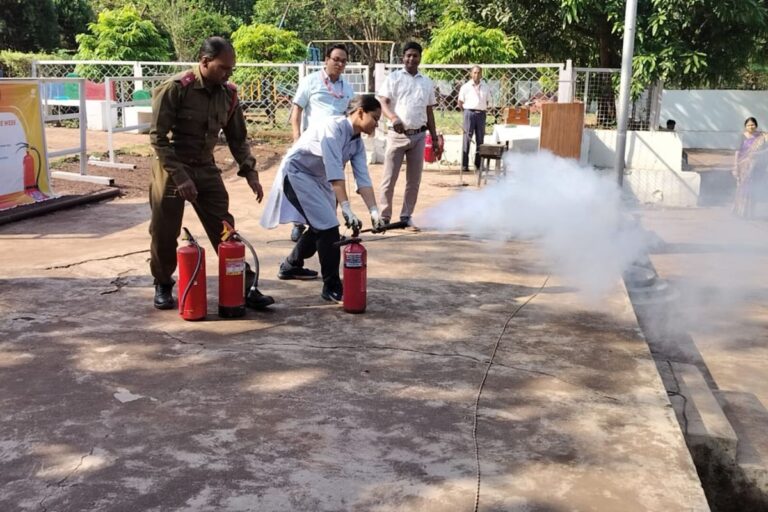 टाटा डीएवी पब्लिक स्कूल नोवामुंडी में बच्चों ने लिया अग्निशमन का प्रशिक्षण