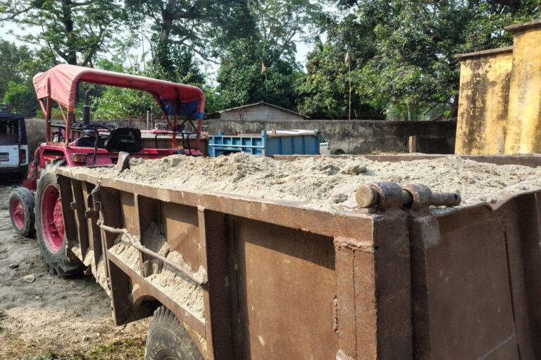 Bettiah Illegal Sand Mining: वीटीआर सेफ्टी जोन में पुलिस का बड़ा एक्शन: अवैध बालू लदा ट्रैक्टर-ट्रॉली जब्त, चारघरिया के तीन धंधेबाज गिरफ्तार