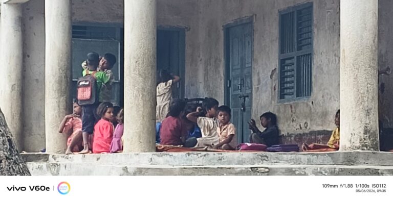 भवन के अभाव में आज भी मंदिर के बरामदे और झोपड़ी में पढ़ते हैं सरकारी विद्यालय के बच्चे