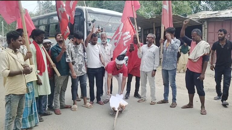 टीआरई-4 अभ्यर्थियों पर लाठीचार्ज के विरोध में माले का प्रदर्शन, फूंका मुख्यमंत्री का पुतला