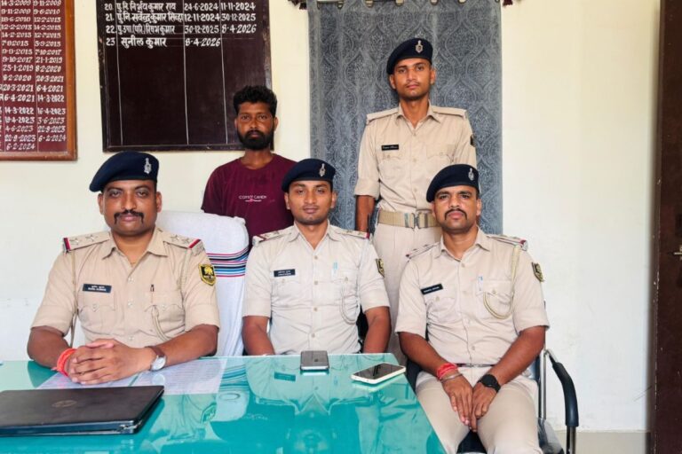 Motihari News: आधा दर्जन मामलों में वांछित कुख्यात उदय पटेल गिरफ्तार, 2024 से दे रहा था चकमा