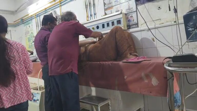 महिसौड़ी चौक पर दो टेंपू की भिड़ंत में वृद्ध महिला घायल, चालक फरार