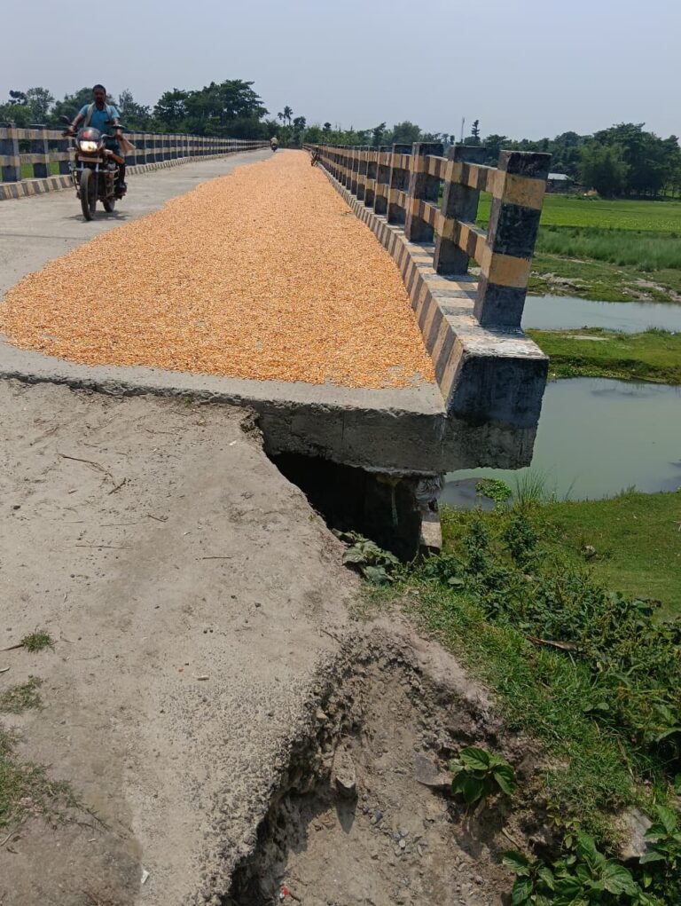 सुरसर नदी पुल का अप्रोच पथ ध्वस्त, कभी भी हो सकता है बड़ा हादसा, पुल के दोनों सिरों पर है गहरा कटाव