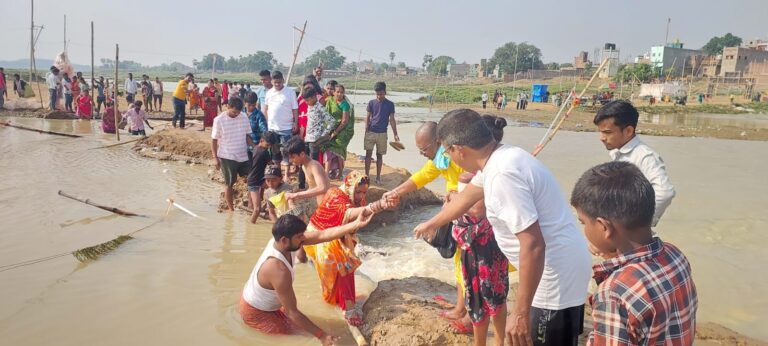किऊल नदी में बढ़ा जलस्तर, प्रशासन ने यज्ञ पर लगाई रोक लेकिन जान जोखिम में डाल पहुंच रहे श्रद्धालु