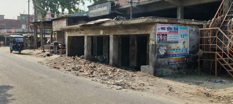 KHAGARIA: सुविधा के नाम पर बंद पड़ा सुलभ शौचालय, यात्रियों को हो रही परेशानी