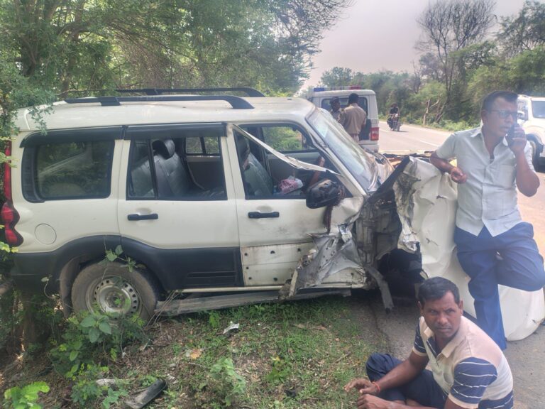 एनएच 31 पर ट्रक और स्कॉर्पियो की भीषण भिड़ंत, बांका के व्यवसायी पति-पत्नी गंभीर रूप से घायल