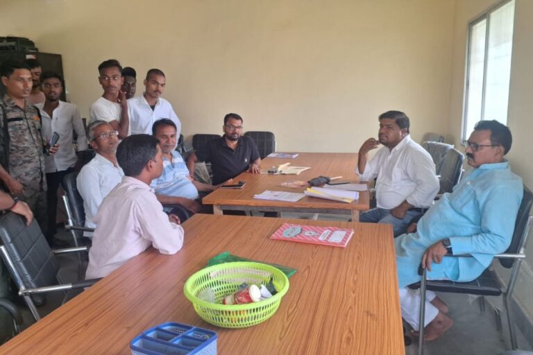 Begusarai News: घाघरा विद्यालय में नामांकन के नाम पर अवैध वसूली का आरोप, छात्रों और अभिभावकों का हंगामा