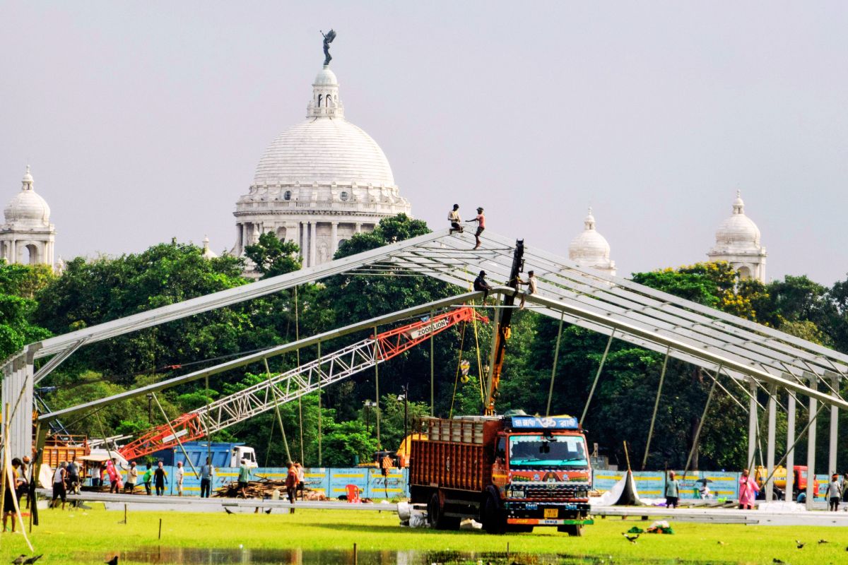 ब्रिगेड में गूंज रहा रवींद्र संगीत, मेहमानों को परोसे जायेंगे झालमुड़ी और रसगुल्ले, बंगाल में पहली बार राजभवन के बाहर सरकार का शपथ ग्रहण 2 Brigade Parade Ground Oath Ceremony 2026 West Bengal News Today