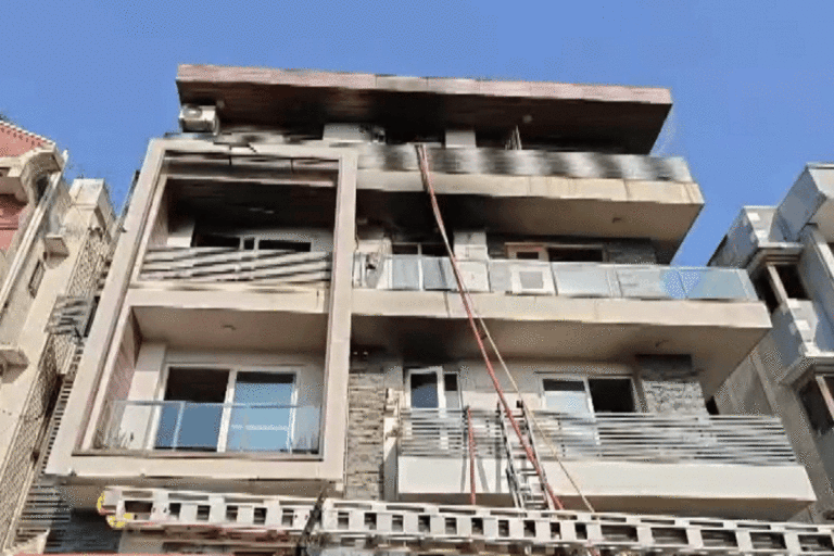 Video : एसी से निकली चिंगारी, 9 की मौत, दरवाजे बंद होने के कारण लोग बाहर नहीं निकल पाए