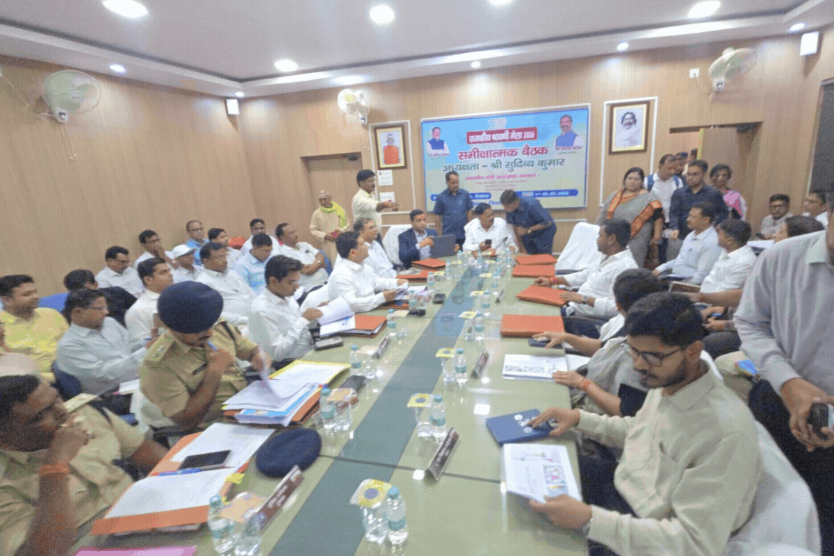 देवघर: श्रावणी मेला 2026 की तैयारियों को लेकर पर्यटन मंत्री ने देवघर सर्किट हाउस में की बैठक