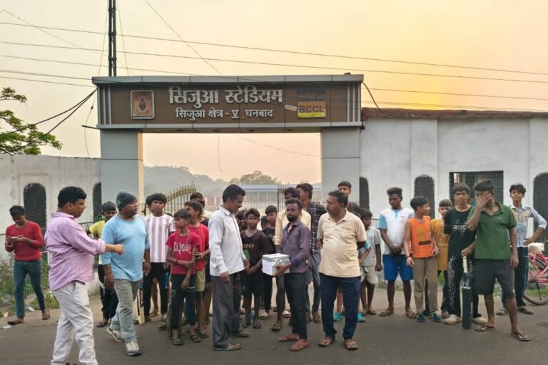 धनबाद : सिजुआ स्टेडियम की धरोहर संकट में, माली के वेतन विवाद पर नागरिकों का सत्याग्रह जारी 