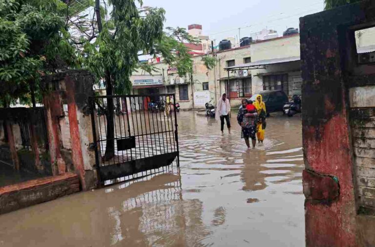 दरभंगा: ‘झील’ बना DMCH, बारिश ने खोली व्यवस्था की पोल, इमरजेंसी विभाग में पानी-ही-पानी