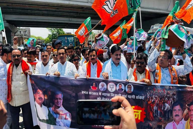 बिजली-पानी की किल्लत पर गढ़वा में बवाल, भाजपा का ‘घड़ा फोड़’ प्रदर्शन, सरकार पर बोला हमला