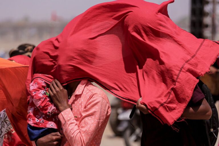 पाकिस्तान में भीषण गर्मी का कहर: लू से कराची में 10 लोगों की मौत, तापमान 44 डिग्री के पार