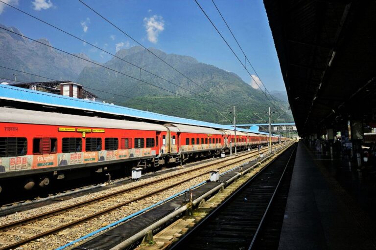 रेल यात्रियों की बढ़ी मुसीबत! जून में 77 ट्रेनें कैंसिल, दुरंतो और ज्ञानेश्वरी जैसे VIP ट्रेनों के रूट बदले, देखें प्रभावित ट्रेनों की पूरी लिस्ट