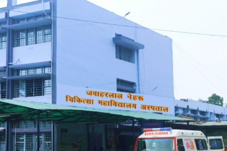 जमुई के तारामांची झूले पर चढ़ते ही बेहोश हुई युवती, सदर अस्पताल में चल रहा इलाज