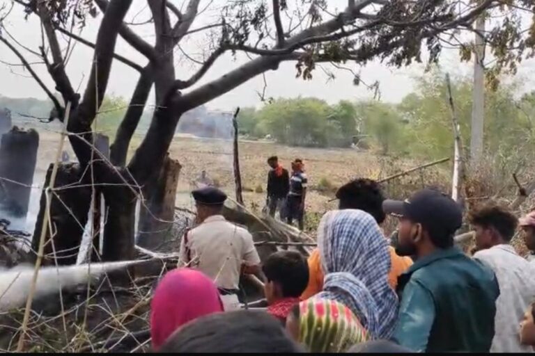 कैमूर के करौंदी गांव में भीषण आग से हाहाकार, लाखों की संपत्ति जलकर राख
