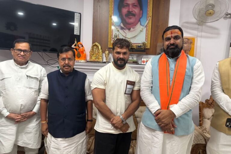 सम्राट चौधरी, संजय सरावगी की मौजूदगी में नितिन नवीन से मिलने पहुंचे खेसारी, बीजेपी ज्वाइन करने की खबरों पर क्या बोले?