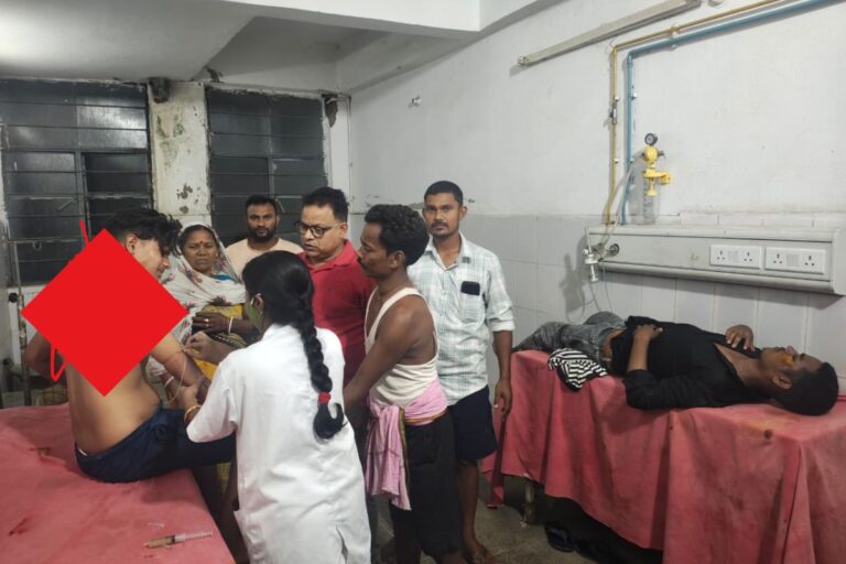 Nawada News: बारिश के बाद सड़क पर बढ़ी फिसलन, बाइक सवार दो युवक गिरकर जख्मी
