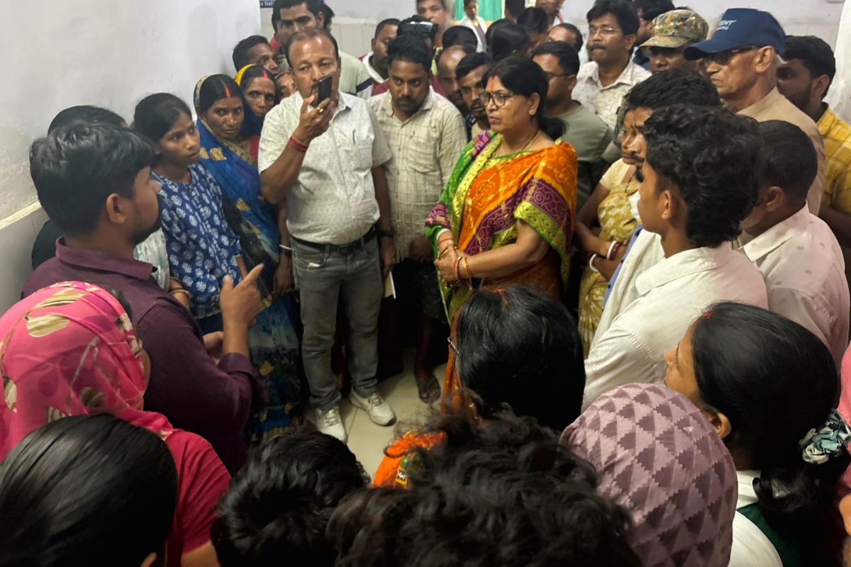 Koderma: नेहा राज हत्याकांड में पुलिस को नहीं मिला खास सुराग, पति सहित कईयों से पूछताछ 2 Neera Yadav