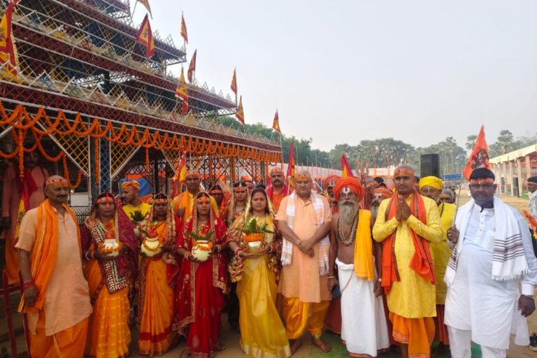 गुरुआ में शुरू हुआ भव्य महारुद्र यज्ञ, कलश यात्रा में उमड़ा श्रद्धा का सैलाब