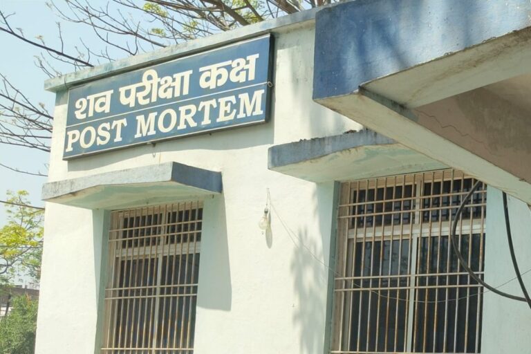 सदर अस्पताल में बड़ी लापरवाही, डॉक्टर की गैरहाजिरी से घंटों रुका पोस्टमार्टम, परिजनों का फूटा गुस्सा