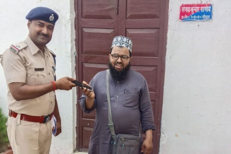 चलती ट्रेन से गिरा मोबाइल, सीवान आरपीएफ ने ‘ऑपरेशन अमानत’ के तहत ट्रैक से ढूंढकर यात्री को लौटाया