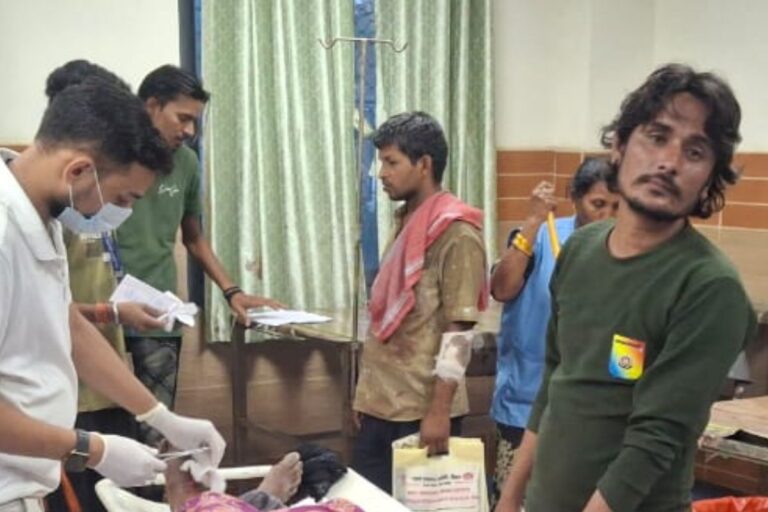 छपरा जंक्शन जा रही टेंपो अचानक पलटी, तीन यात्री घायल, चालक पर शराब पीने का आरोप