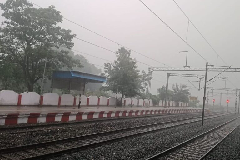 सीवान में सुबह सुबह बदला मौसम का मिजाज, तेज आंधी के साथ शुरु हुई झमाझम बारिश