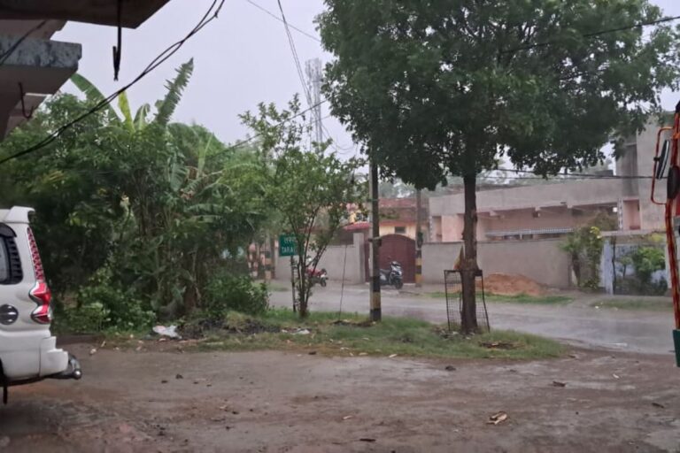 सारण में झमाझम बारिश से मौसम हुआ सुहाना, तेज आंधी में कई टीन के शेड उड़े