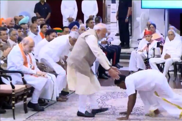 पद्म पुरस्कार 2026: पद्म श्री लेने पहुंचे मार्शल आर्ट विशेषज्ञ, पीएम मोदी को किया साष्टांग दंडवत