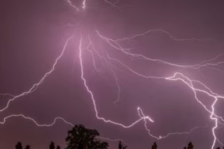 Samastipur Weather Update: समस्तीपुर में गरज के साथ आकाशीय बिजली चमकने के आसार, प्रशासन ने जारी किया अलर्ट