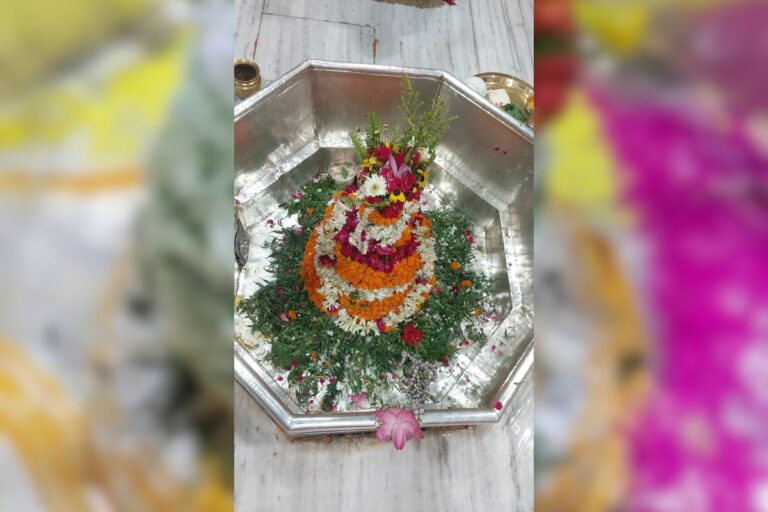 Aaj Ka Darshan: ‘हर-हर महादेव’ से गूंजा गरीबनाथ मंदिर, बाबा के जलाभिषेक के लिए उमड़ी श्रद्धालुओं की भारी भीड़
