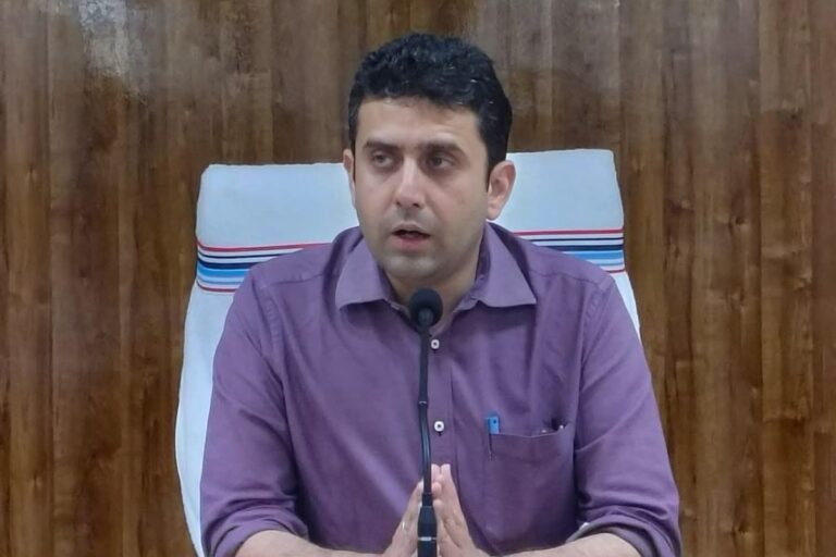 Sitamarhi: लापरवाह गैस एजेंसियों पर भड़के डीएम, बैकलॉग खत्म करने का निर्देश