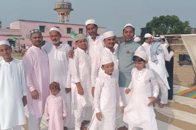 मुंगेर के तारापुर में धूमधाम से मनी ईद-उल-अजहा, गले मिलकर दिया भाईचारे और सौहार्द का संदेश