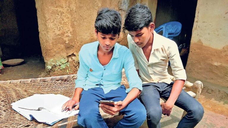 Thakurganj School News: किशनगंज में स्कूल ने जारी किया WhatsApp नंबर, अब मोबाइल पर मिलेगी पढ़ाई की हर अपडेट