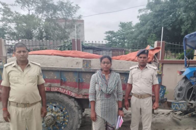 अररिया में अवैध खनन पर जिला प्रशासन का बड़ा एक्शन: फारबिसगंज क्षेत्र से बालू-मिट्टी लदे दो ट्रैक्टर जब्त, ठोंका 2.10 लाख का जुर्माना