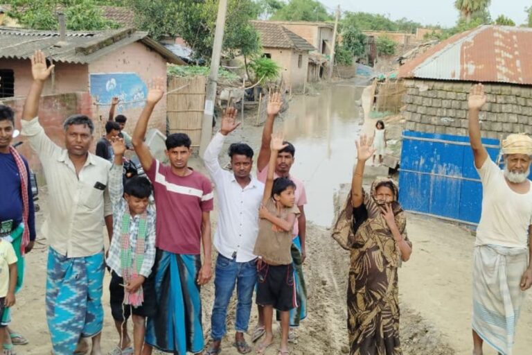 कटिहार के अमदाबाद में जल-जमाव के खिलाफ फूटा ग्रामीणों का गुस्सा: प्राथमिक विद्यालय के पास सड़क बनी ‘तालाब’, संक्रामक बीमारियों का खतरा बढ़ा