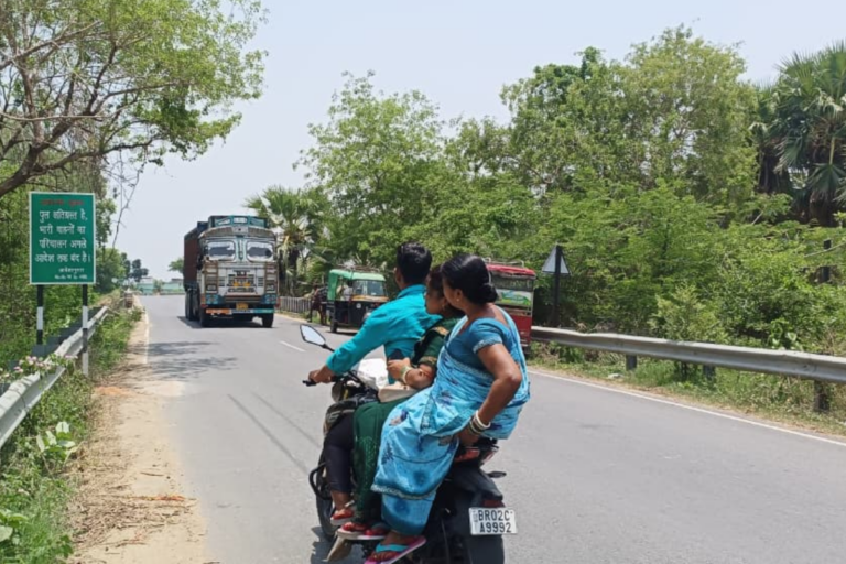 नवादा के जम्हड़िया जर्जर पुल का बैरियर तोड़ फिर शुरू हुआ भारी वाहनों का परिचालन, जान हथेली पर रख गुजर रहे ट्रक-बस