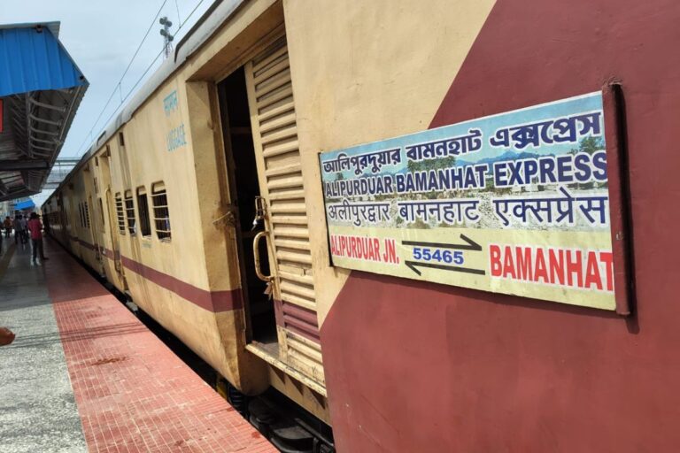 रेल कंट्रोल की ‘गलत प्लानिंग’ से बालुरघाट इंटरसिटी के यात्री परेशान