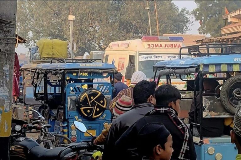 भारत-नेपाल सीमा को जोड़ने वाली मुख्य सड़क पर रेंग रहे वाहन, पौआखाली बाजार में ‘महाजाम’ से एम्बुलेंस भी फंस रहीं