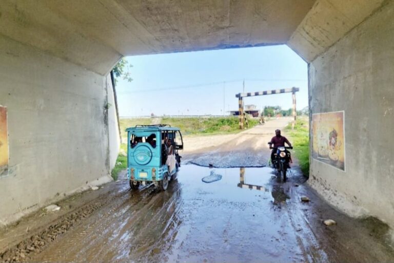 पौआखाली में रेलवे अंडरपास बना ‘मुसीबत का टापू’, जलजमाव से राहगीर परेशान; कीचड़ से गंदे हो रहे कपड़े