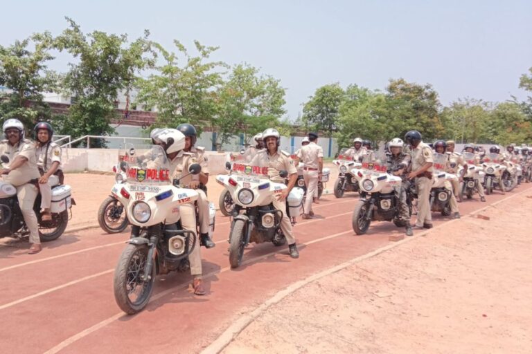 नवादा में बकरीद पर पुलिस का फ्लैग मार्च, असामाजिक तत्वों पर रहेगी पैनी नजर