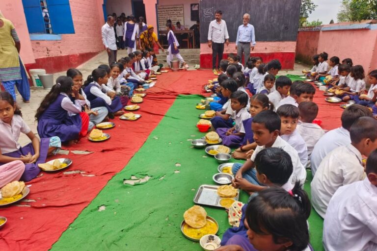 सेवानिवृत्ति से पहले प्रधानाध्यापक नूर आलम को अनोखा सम्मान; जमनीगुरी स्कूल में ‘तिथि भोजन’ बना भावनाओं का उत्सव