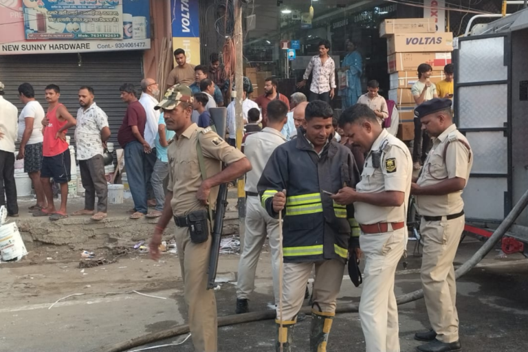 पटना के परसा बाजार में 2 मासूम बच्चों की मां की संदेहास्पद मौत, हत्या या आत्महत्या की गुत्थी सुलझाने में जुटी FSL टीम